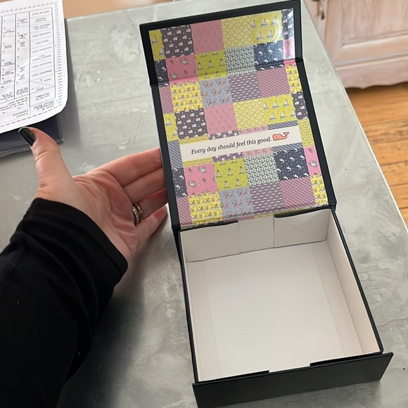 Vineyard vines 5 in x 5 in x  2in gift box - Picture 2 of 3